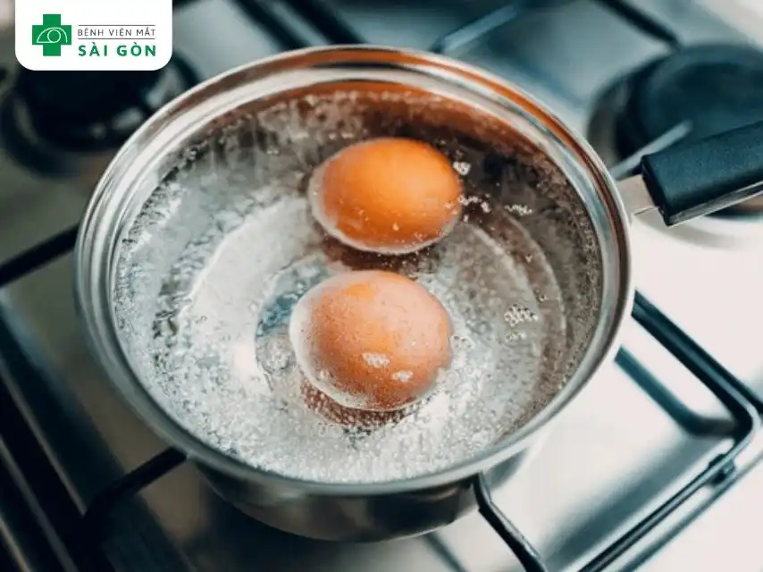 Trứng gà luộc sử dụng nhiệt độ ấm để tác động lên vùng lẹo