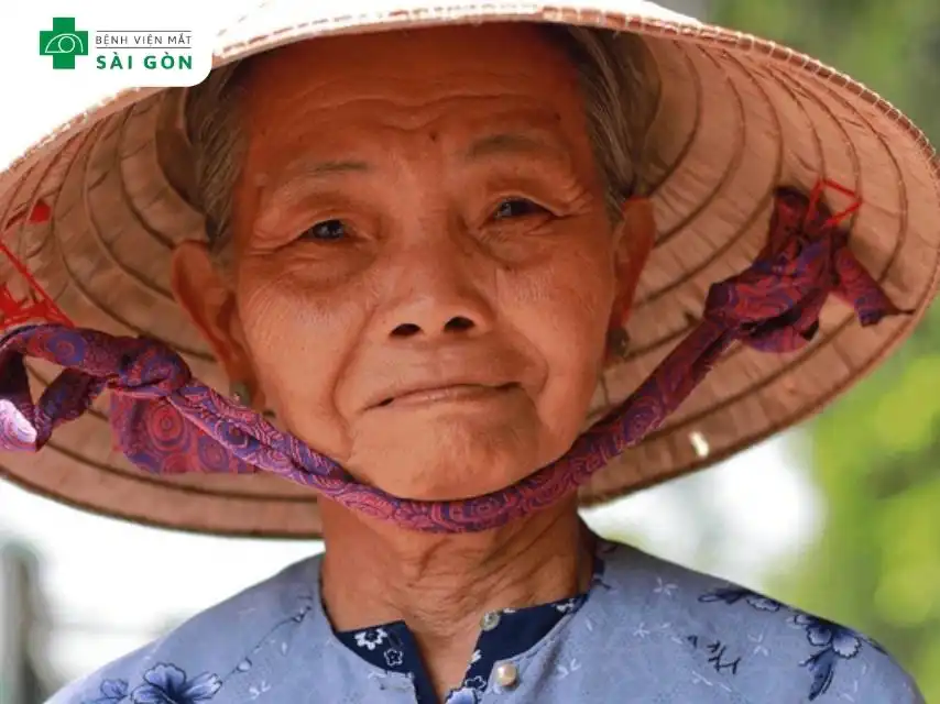 Tuổi già là một trong những yếu tố của các bệnh lý võng mạc