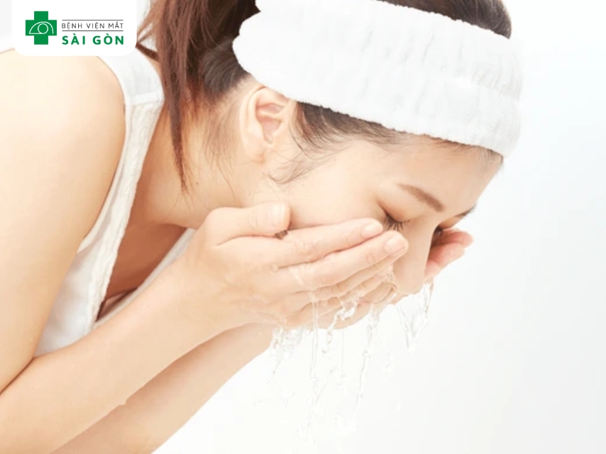 Vệ sinh cá nhân rửa mặt 1-2l mỗi ngày với nước sạch