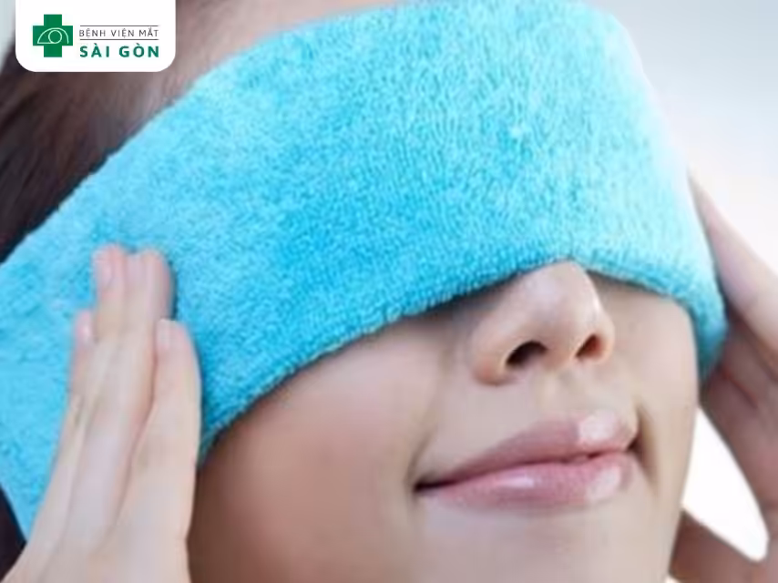 Vệ sinh mắt có mủ hoặc chất nhầy