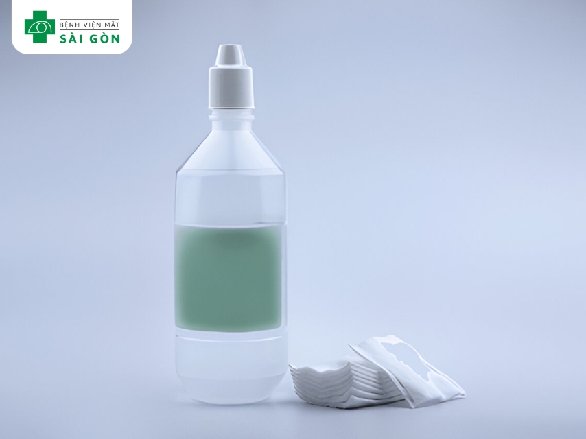 Trị lẹo mắt với nước muối sinh lý 0.9%