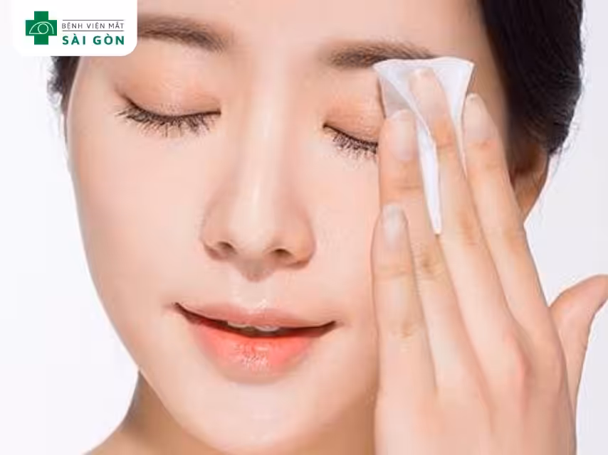 Vệ sinh mí mắt trị đau mắt đỏ