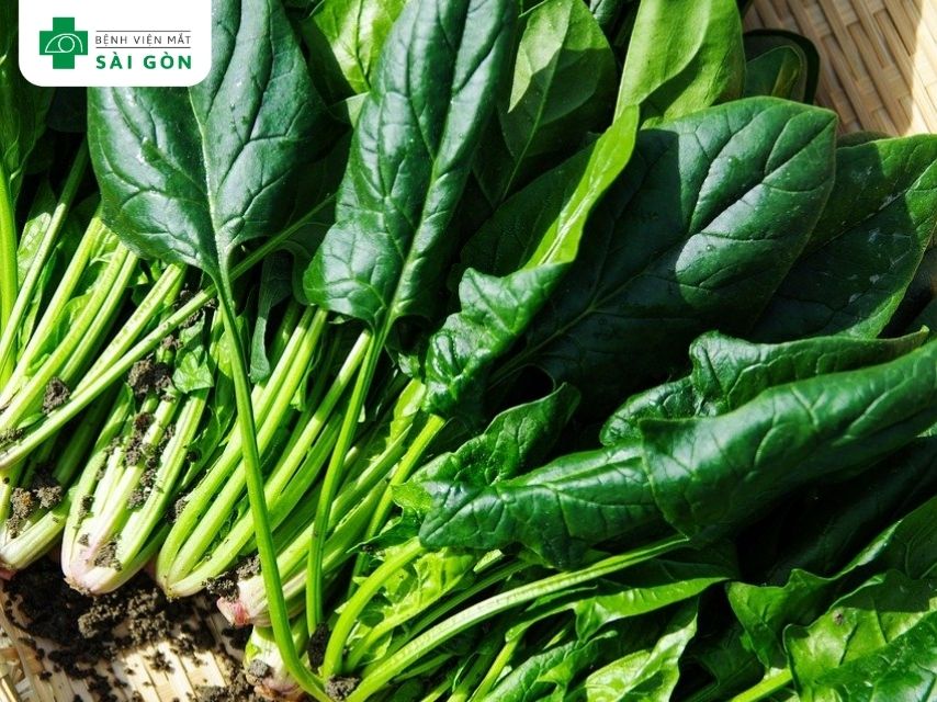 Rau bina (rau chân vịt) là loại rau lá xanh giàu vitamin B1