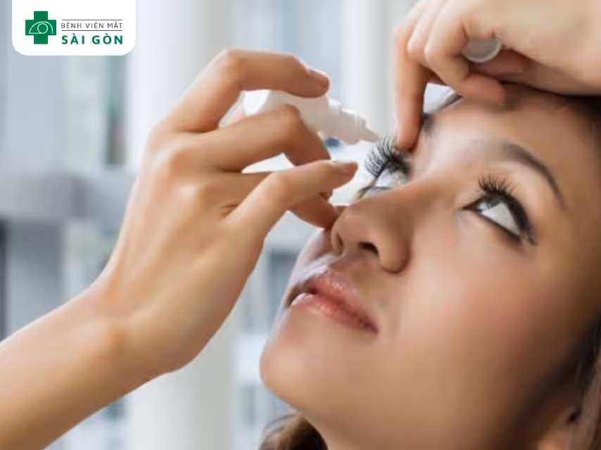 Xử lý bụi bay vào mắt